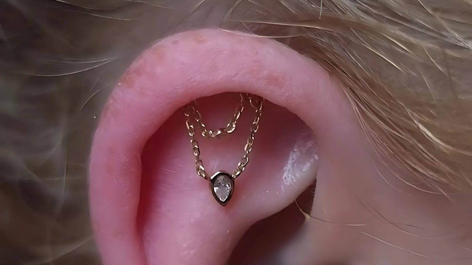 What Makes a Floating Helix Different from a Regular Helix - Piercing ...