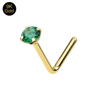 Macro close-up of the 4-prong setting on a 9K solid gold nose stud, highlighting the rich emerald color and mirror-finish post.